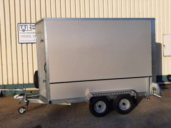 NEW TICKNERS GT RANGE OF TWIN AXLE UNBRAKED 750kg BOX TRAILERS WITH 2 REAR DOORS IN WHITE From £2920 - Image 5