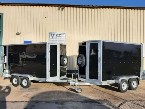 NEW TICKNERS GT RANGE OF TWIN AXLE UNBRAKED 750kg BOX TRAILERS WITH 2 REAR DOORS IN WHITE From £2920 - Image 4