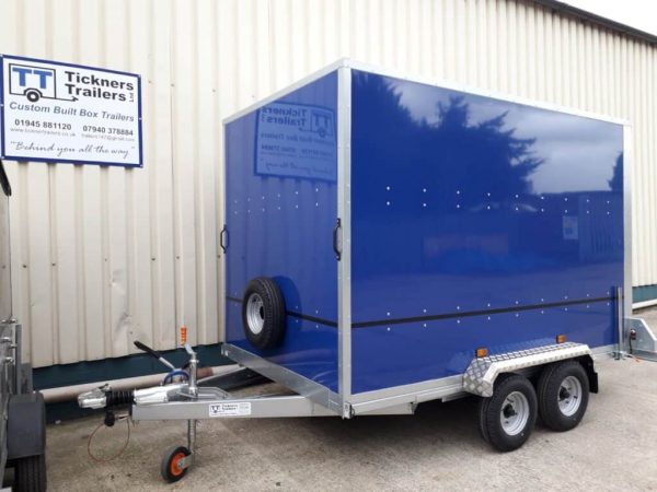 NEW TICKNERS GB RANGE OF TWIN AXLE BRAKED BOX TRAILERS 1800kg WITH 2 REAR DOORS IN WHITE From £4000 - Image 4