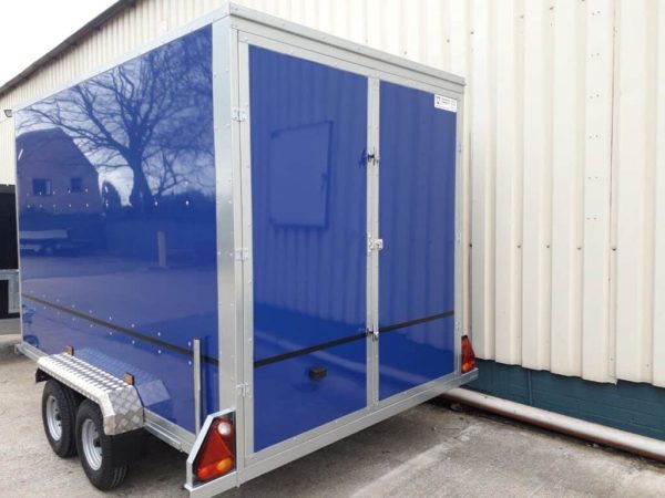 NEW TICKNERS GB RANGE OF TWIN AXLE BRAKED BOX TRAILERS 1800kg WITH 2 REAR DOORS IN WHITE From £4000 - Image 5