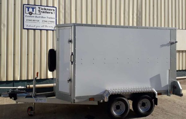 NEW TICKNERS GB RANGE OF TWIN AXLE BRAKED BOX TRAILERS 1800kg WITH 2 REAR DOORS IN WHITE From £4000 - Image 3