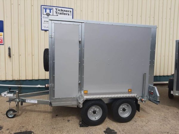 NEW TICKNERS GT RANGE OF TWIN AXLE UNBRAKED 750kg BOX TRAILERS WITH 2 REAR DOORS IN WHITE From £2920 - Image 10