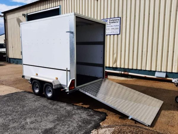 NEW TICKNERS GT RANGE OF TWIN AXLE UNBRAKED 750kg BOX TRAILERS WITH 2 REAR DOORS IN WHITE From £2920 - Image 16